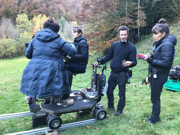 Irina (de dos) sur dolly, Camille Clément (première assistante opératrice AO), Léo Stritt (chef machiniste) et Emmanuelle Alaitru (deuxième assistante opératrice) - Photo Christophe Offret (accessoiriste)