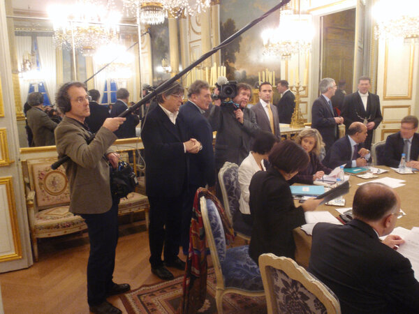 Tournage sous les ors du "Château" de l'Elysée - Xavier Griette, au son, Pierre Favier, Patrick Rotman et Dominque Gentil, à la caméra - Photo Matthieu Normand