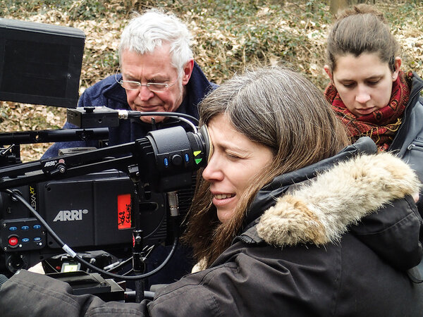 Marie Spencer, à l'œilleton de la caméra, sur le tournage de "Louis-Ferdinand Céline" - En arrière plan, Jacques Borguet, chef machiniste, et Frédérique Timperman, machiniste - Photo Benoît Delfosse