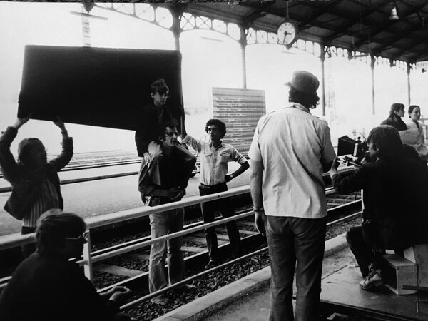 Tournage de "Mes petites amoureuses" à la gare de Narbonne - De g. à d. : Bertrand van Effenterre, Henri Martinez, Martin Loeb, sur les épaules de Luc Béraud, Alain Centonze, Néstor Almendros, de dos, Jean Eustache, à la caméra, Renée Renard et Dominique Le Rigoleur, en profondeur - Photo Pierre Zucca