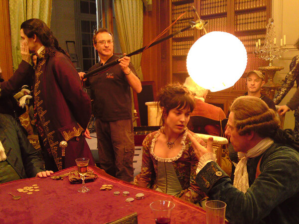 Philippe Porte, perche "boule chinoise" en mains, sur le tournage de "Nicolas Le Floch", de Nicolas Picard-Dreyfuss, en 2010