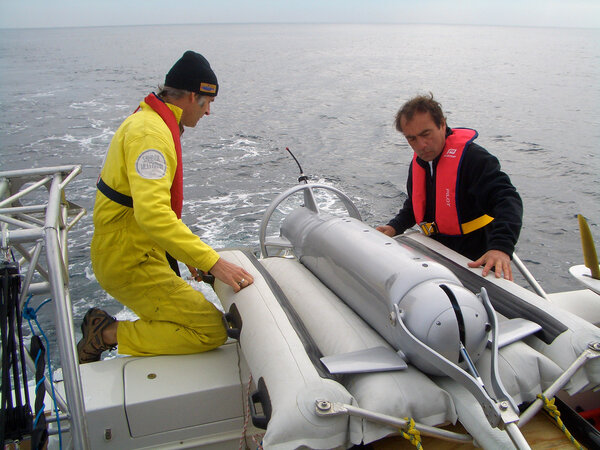 The torpedo used to film the dolphins - Alexander Bugel, specialized key grip (Sandor Weltmann), and Alain Benoît, key grip