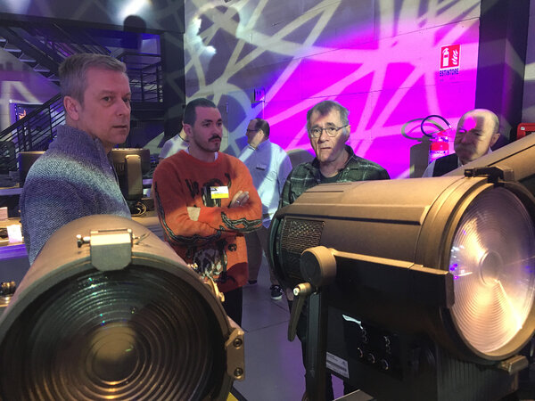 Stéphane Warin, technico-commercial ESL, Benjamin Carrion, Philippe Ros, AFC, et Guy Famechon, autour des EclFresnels CT+ - Photo Matthieu-David Cournot
