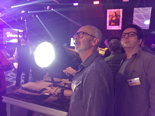 Rémy Chevrin, AFC, et Renaud Personnaz, AFC, testant un EclFresnel CT+LIP - Photo Matthieu-David Cournot