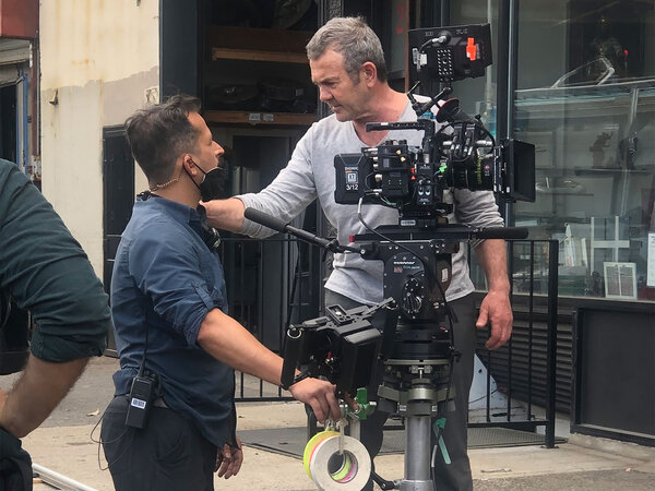 Yves Cape, derrière une RED Monstro, sur le tournage de "Memory"