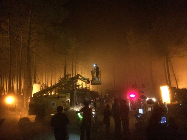 Plateau forêt nuit. Nacelle en place pour projeter les cendres