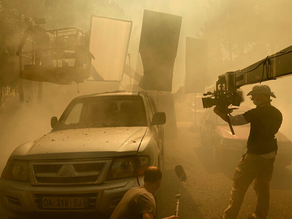 Tournage extérieur route forêt, la fumée précède le feu