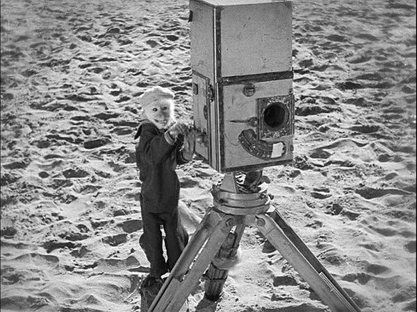 Josephine tournant la manivelle d'une caméra Prevost dans "The Cameraman", en 1928