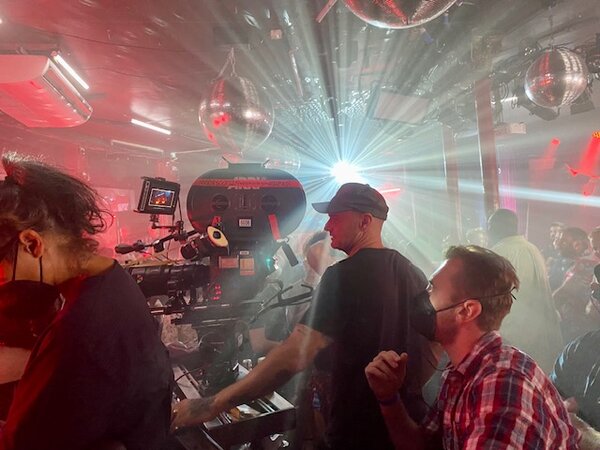 Jamie D. Ramsay sur le tournage - Photo : Warren Ewen