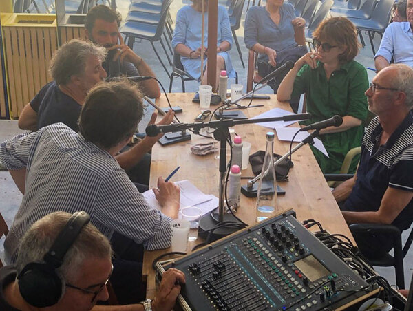 Rémy Chevrin, à droite, Pierre-Hugues Galien et Christophe Offenstein lors de leur émission de radio