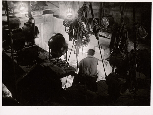Un électricien sur une passerelle des studios Francœur - Collection Cinémathèque française