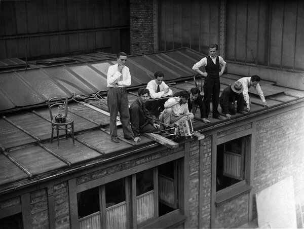 Georges Périnal, derrière le Caméréclair, sur le tournage du "Sang d'un poète"