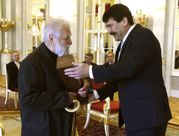 Sándor Sára recevant le Grand Prix Kossuth des mains du président János Áder - Photo Bruzák Noémi