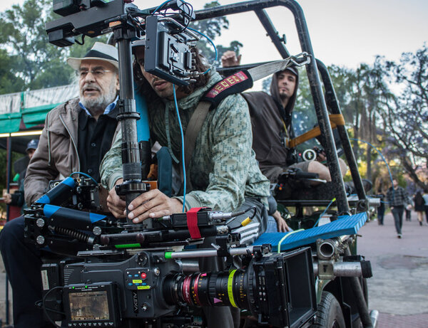 Hugo Santiago, à gauche, Pablo Villarreal et Juan Aguirre derrière une Arri Alexa équipée du prototype du zoom 56-152 mm - Photo Pierre Lazarus