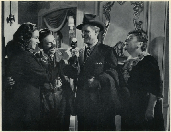 Karl Freund étrenne le nouveau posemètre qu'il a conçu (Norwood qui sera rebaptisé Spectra) sur le tournage de "Chocolate Soldier" (1941) en mesurant la lumière incidente sur Nelson Eddy et en laissant la mezzo-soprano Rise Stevens lire le diaph - Document <i>American Cinematographer</i>, september 1941