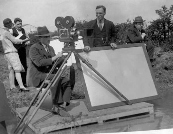 Tournage de "The Ring" avec Jack Cox, derrière sa caméra Mitchell et Alfred Hitchcock, à droite