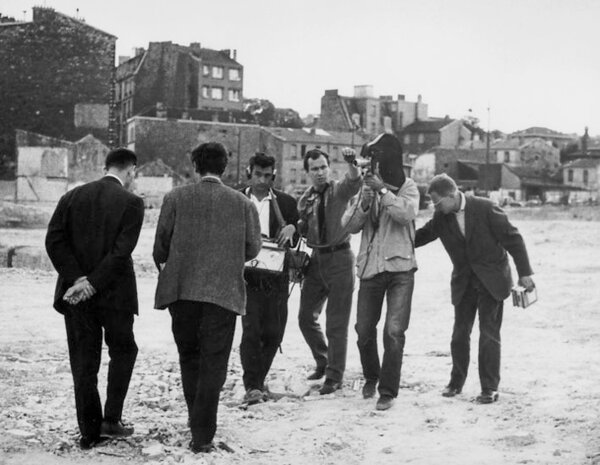 Pierre Lhomme à la caméra sur le tournage du “Joli mai” de Chris Marker