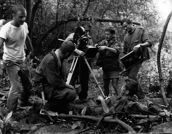 Pierre Schoendoerffer, à gauche, et Raoul Coutard, derrière la caméra, sur le tournage de "La 317<sup class="typo_exposants">e</sup> section" - DR