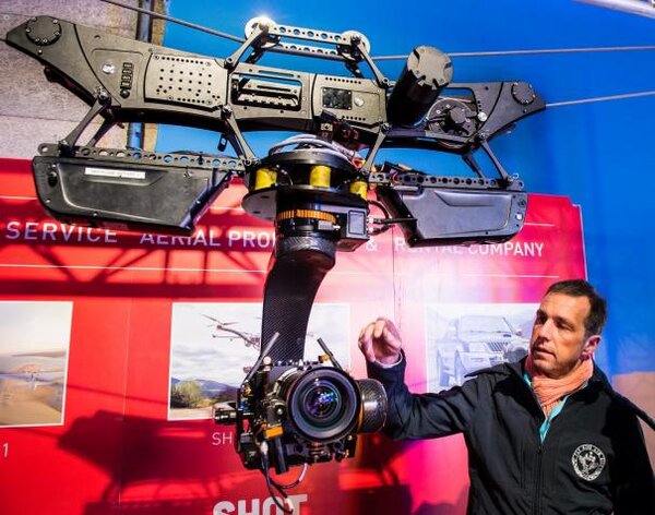 Aercam et tête gyrostabilisée Shotover G1 avec Camera Sony F55 et optique Angénieux 16-40 mm