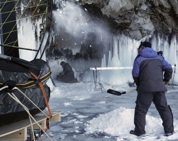 Nuit américaine - La tempête recréée pour le film est tournée en "nuit américaine" (merci Eric Guichard pour tes conseils éclairés !)… Des effets spéciaux réalisés en postproduction renforceront le vent et la neige récréés avec notre Aérolotka… <i>(Photo Myriam Kimas, maquilleuse, lundi 16 mars)</i>