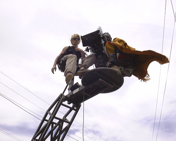 Moussa Sene Absa et Isabelle Quignaux sur la grue