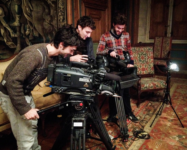 De g. à d. : Jonathan Ricquebourg, Julien Hogert et Artur Tort sur le tournage de "La Mort de Louis XIV" - DR