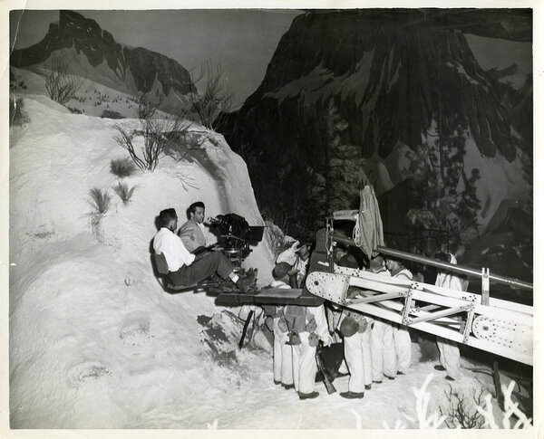 Samuel Fuller et le directeur de la photographie Lucien Ballard sur le tournage de "Baïonnette au canon", en 1951 - Collection Cinémathèque française