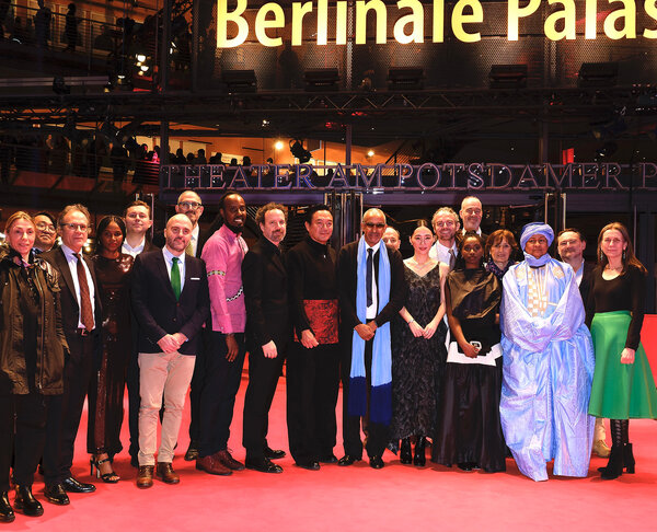 L'équipe du film "Black Tea" sur le tapis rouge - Abderrahmane Sissako, longue écharpe bleue, Aymerick Pilarski, 3e à sa gauche - Photo Olivier Marceny