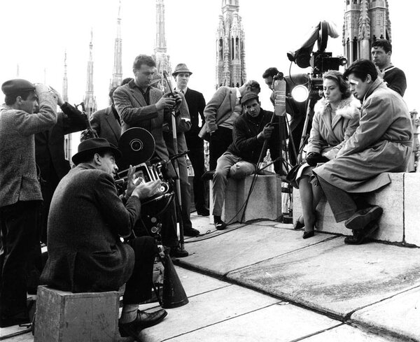 Tournage à deux caméras de "Rocco et ses frères" avec G. Rotunno (debout à gauche), L. Visconti (assis), Annie Girardot et Alain Delon