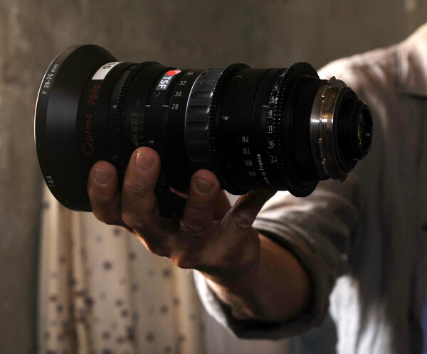 Optimo - Born in the Forez region of the Loire Valley in France to the Angénieux team, this Optimo 28-76mm has just arrived in Jordan! While working with Mai on this project, I have noticed that the zoom lens has become a primary element in the cinematographic creation of <i>3000 Nights</i>, which is being filmed mainly from the shoulder… A thought in passing for Jean-Pierre Boviola (creator of the Aaton camera) and to the few genius inventors who have enabled cineastes to stray off of the beaten path… Mai and I have decided to do without the Steadicam and the crane for the last scene that we have planned out in a different way.<br class='manualbr' />NB: The Santa Claus who brought me this lens that I love so is named Frédéric Thomas and he will be our new 1<sup class="typo_exposants">st</sup> Assistant Director for the next 6 weeks! <i>(Gilles, June Friday 13)</i>