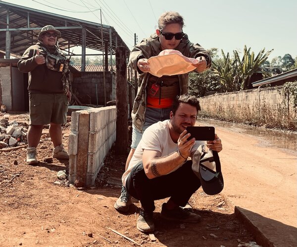Photo Gilles Porte (iPhone) - Lucas regarde un cadre sur Artémis. Mai (production manager) fait de l'ombre sur l'écran du téléphone. Cette image résume à elle toute seule combien l'équipe thaïlandaise a été à notre service pendant ces 3 mois passés de l'autre côté du globe...