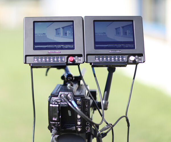 Le CineMonitorHD6 eX-SBL, à gauche à côté du 6"SBL habituel - Photo Transvideo