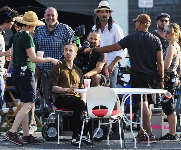 Linus Sandgren, en chemise blanche, sur le tournage de "La La Land"