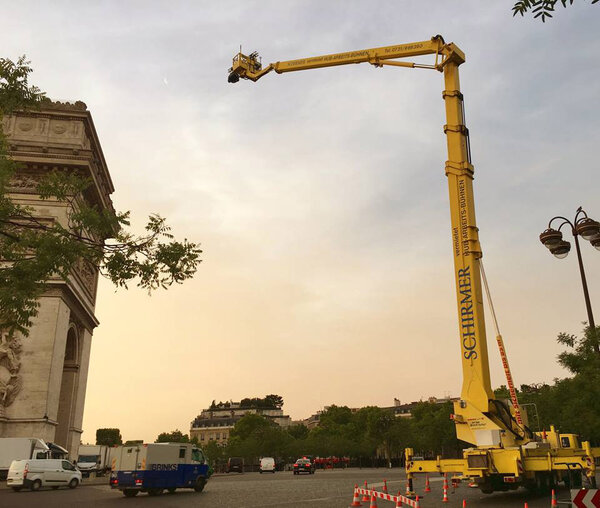 Grue nacelle équipée de la Shotover K1 - Arc de Triomphe à Paris