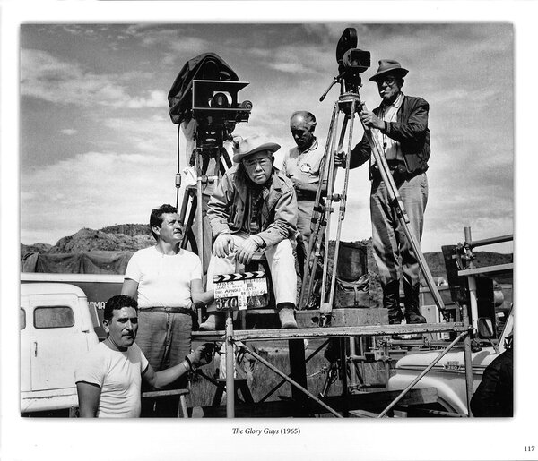 James Wong Howe, assis au centre, et Alex Phillips, à droite, sur le tournage des "Compagnons de la gloire", d'Arnold Laven, en 1965 - <i>Our First 100 Years</i>, ASC