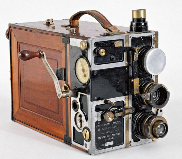 Caméra Eclair Gillon de 1921 avec deux objectifs Krauss-Zeiss-Tessar de 50 et 75 mm à f3.5 - Collection Cinémathèque française | Photo Stéphane Dabrowski