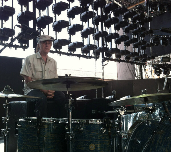 Robert Alazraki au travail en attendant Johnny