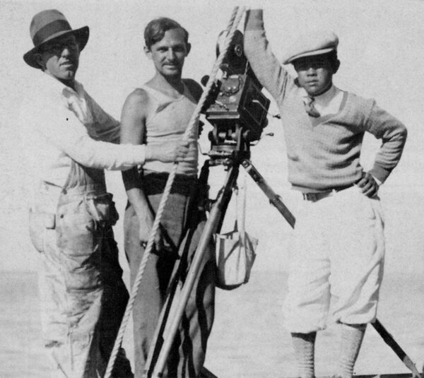 Tournage vers 1927. Joseph Biroc (au centre) et James Wong Howe (à droite)