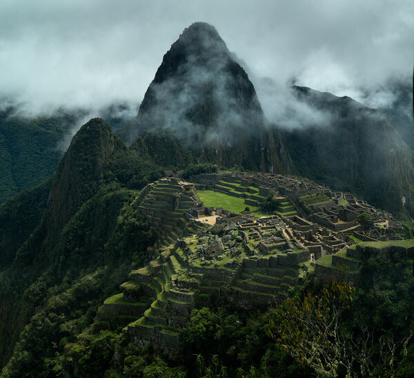 Le 1<sup class="typo_exposants">er</sup> août 2024 | Photo Gilles Porte - Puisque cette journée a débuté en convoquant les dieux, j'ajoute au diptyque du jour une image du Machu Picchu sur lequel j'étais allé me recueillir en mai 2021... Le Pérou était plongé, comme beaucoup d'autres pays, sous une immense vague de Covid. Le tourisme y était interdit. Mais grâce à mon permis de travail pour le film <i>Lady Nazca</i> (déjà !), j'avais pu prendre un avion, me rendre pour la première fois au Pérou et avoir l'immense privilège de visiter un des plus beaux sites du monde… sans aucun touriste comme témoins !