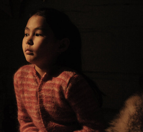 Asya, 8 ans - Safy choisit de confronter Teddy (son personnage principal) à sept Bouriates qui ne se sont jamais retrouvés face à une caméra… Asya fait partie de cette famille recomposée pour <i>Dans les forêts de Sibérie</i>… <i>(Gilles Porte, samedi 14 février)</i>