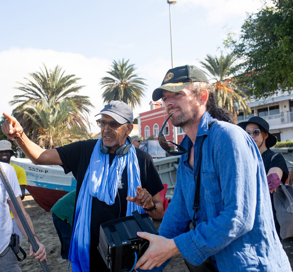 Abderrahmane Sissako et Aymerick Pilarski discutant du prochain plan à tourner