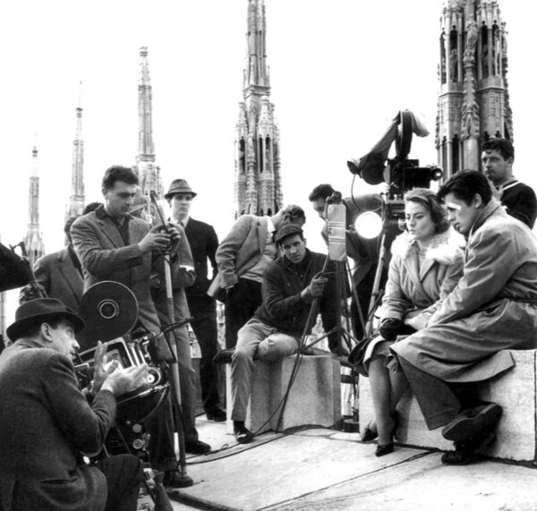 Luchino Visconti règle un plan de "Rocco et ses frères" - DR