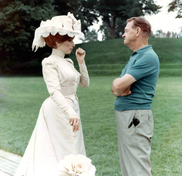 Barbara Streisand and Harry Stradling on the set of “Hello Dolly”, in 1969 - DR