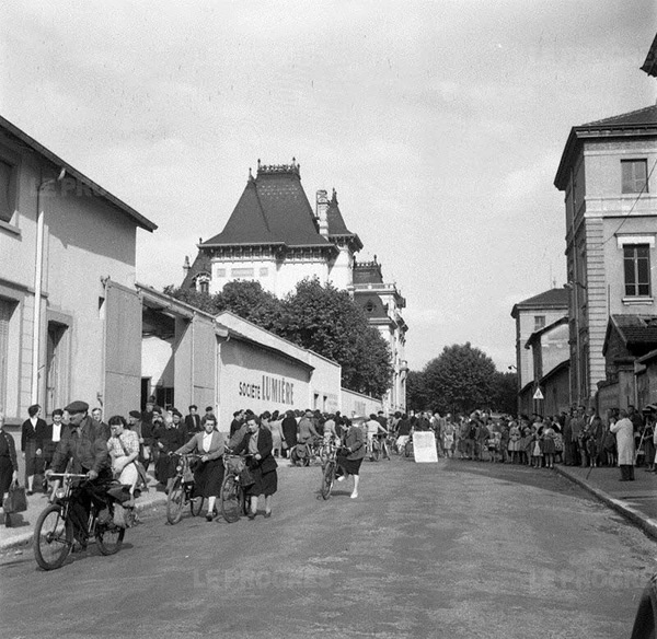 Tournage d'une sortie de l'usine Lumière à Lyon en 1953 - Archives <i>Le Progrès</i>
