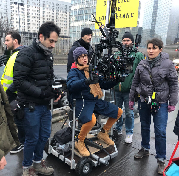 Tournage d'un plan avec dolly et stabilisateur - De g. à d. : Ugo Villion , Jeanne Lapoirie, Camille Bonin et Lucie Colombié - Photo Eliph-Willow - Aïnouz