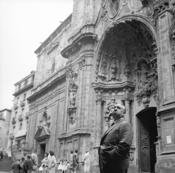 Alfred Hitchcock devant la basilique Santa María del Coro, San Sebastián, 1958 - Photo Paco Marí - Archives Festival de San Sebastián / Kutxateka Fototeka / Fond Marín