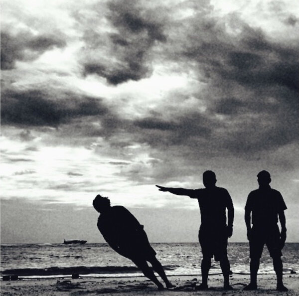 Le 14 janvier | Photo Gob, productrice exécutive (iPhone) - Repérages à Krabi : de gauche à droite, Gilles (DoP), Chet (chef machiniste) et Nicky (chef électricien) (Décembre 2024)