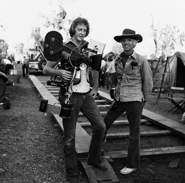 Garrett Brown et Haskell Wexler sur le tournage de "Bound for Glory"
