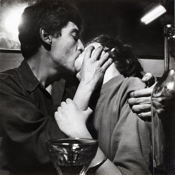 Ed van der Elsken, "Pierre Feuillette (Jean-Michel) et Paulette Vielhomme (Claudine) s'embrassant au café Chez Moineau", Rue du Four, Paris, 1953 - Nederlands Fotomuseum Rotterdam. © Ed van der Elsken / Collection Stedelijk Museum Amsterdam
