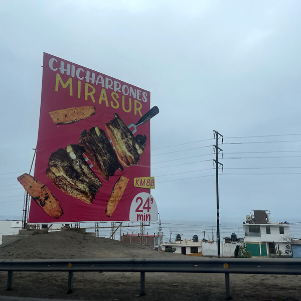 Le 12 août 2024 - Départ Lima | Photo Gilles Porte (iPhone) - Route panaméricaine - 8h24 - Lima 59 km - Nazca 365 km. <br class='manualbr' />Au Pérou, quand on veut signifier "Fin de tournage" ou "Fin de journée", on crie "Chicharrones", sans que j'en connaisse la raison... Vu le deuxième tournage très différent qui nous attend, il m'a semblé opportun de clôturer la partie Lima avec ce "Chicharrones".